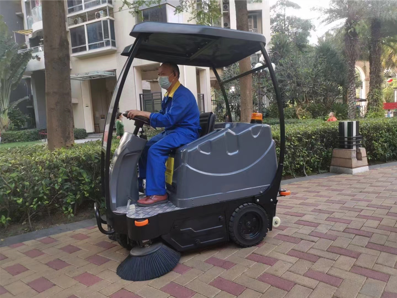 2万预算！轻松拿下中型驾驶扫地车